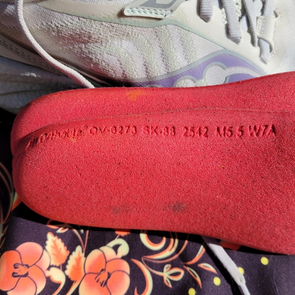 Saucony Triumph 22 Women's Athletic Shoes - Picture 14 of 16